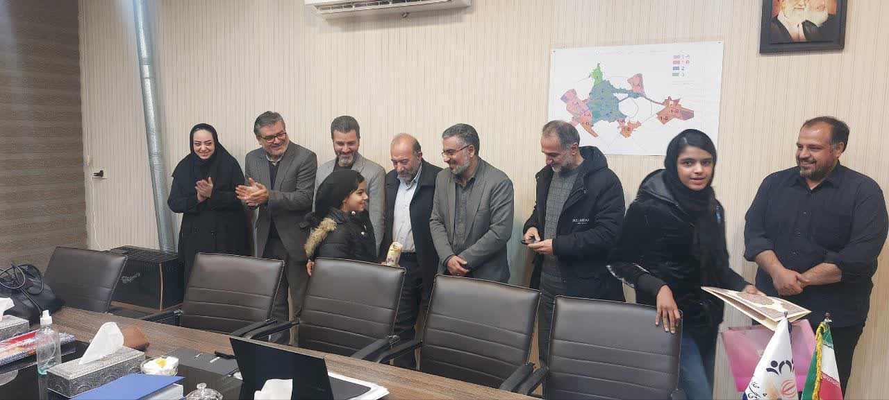 تجلیل از خانم فاطمه مهدیزاده تجلیل از خانم فاطمه مهدیزاده