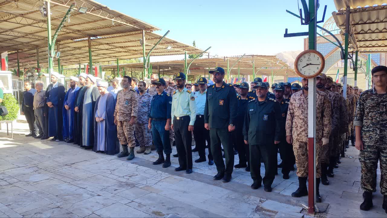 همزمان با اولین از روز دفاع مقدس گلباران قبور مطهر شهدا برگزار شد همزمان با اولین از روز دفاع مقدس گلباران قبور مطهر شهدا برگزار شد