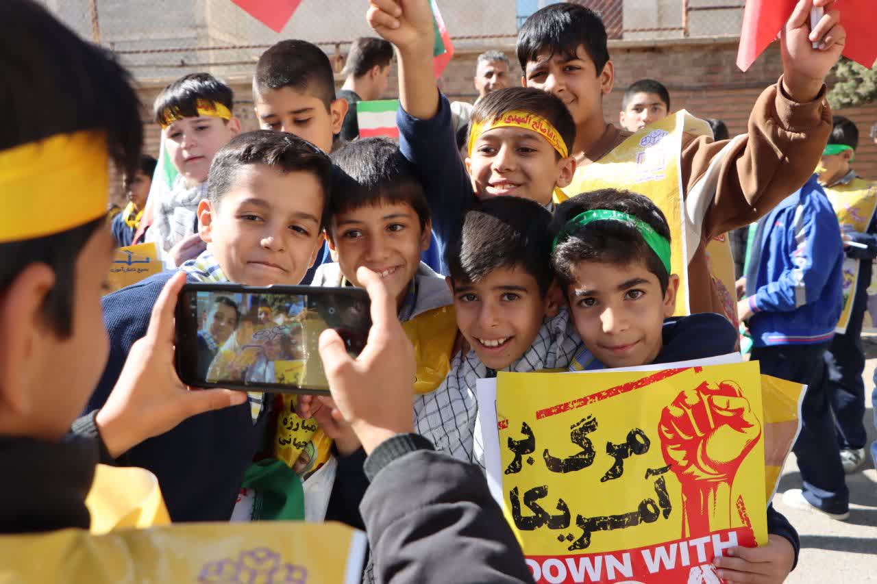 حضور پر شور دانش آموزان محلاتی در راهیپیمایی 13 آبان