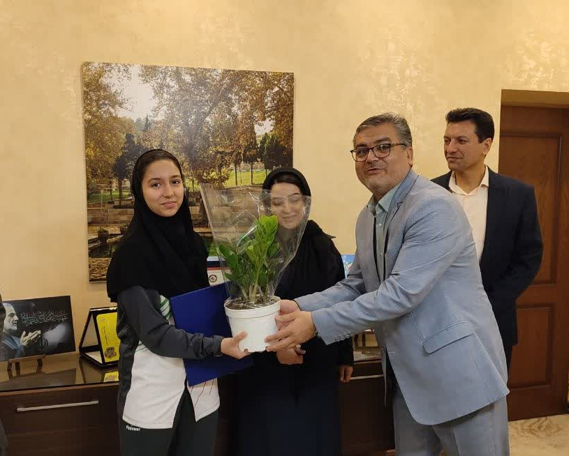 تجلیل از ورزشکار قهرمان محلاتی توسط شهردار محلات